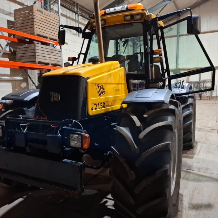 Ciągnik JCB Fastrac 2150 - widok z przodu