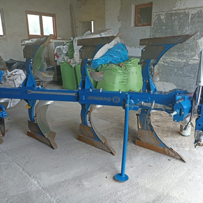 Pług Overum Xcelsior CX, 4-skibowy obrotowy.