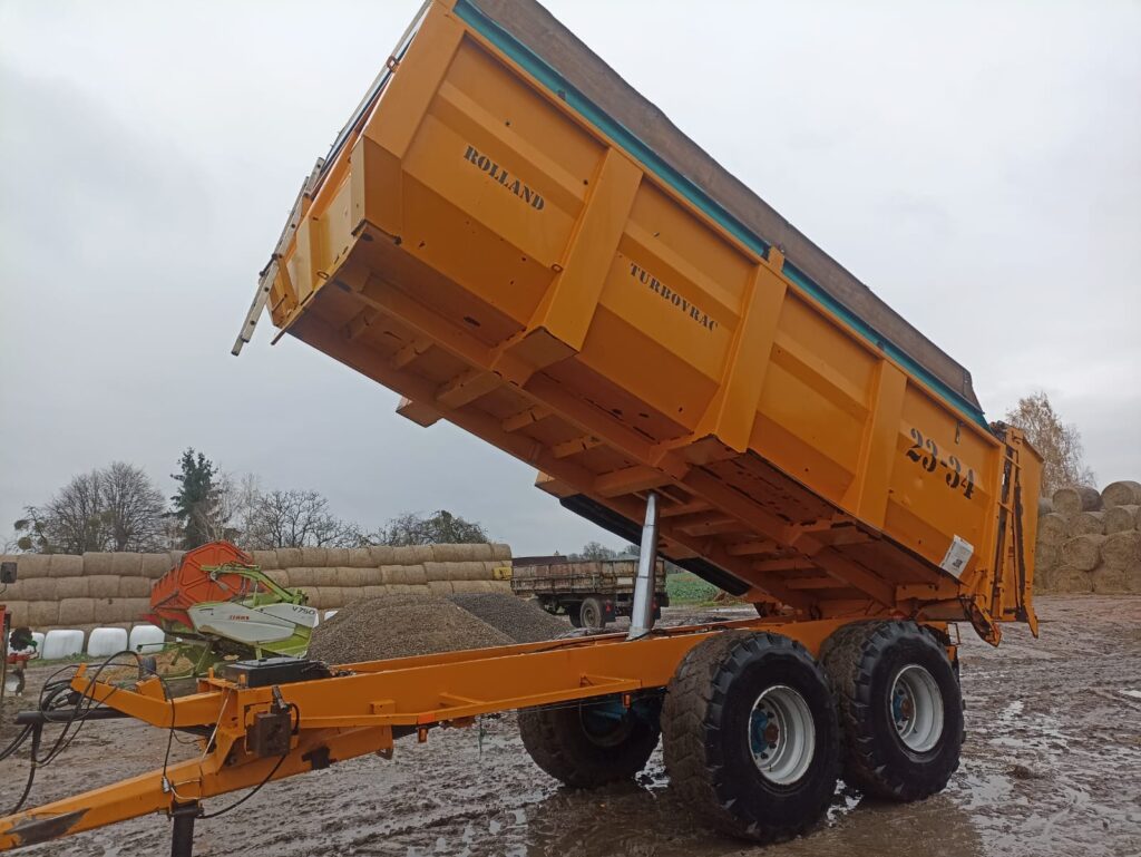 Przyczepa wywrotka tandem Rolland 16 ton - widok na podniesioną przyczepę