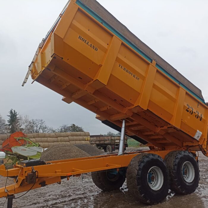 Przyczepa wywrotka tandem Rolland 16 ton - widok na podniesioną przyczepę