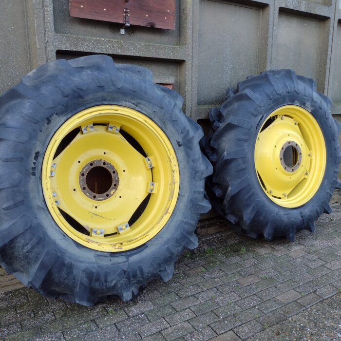 Koła 18,4R38 2 szt. TITAN - widok na opony z przodu