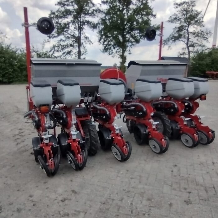 Siewnik do kukurydzy Irtem 6-rzędowy - widok z przodu