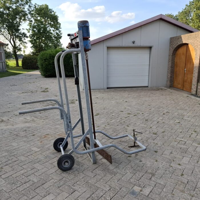 Urządzenie do mieszania obornika - widok z boku