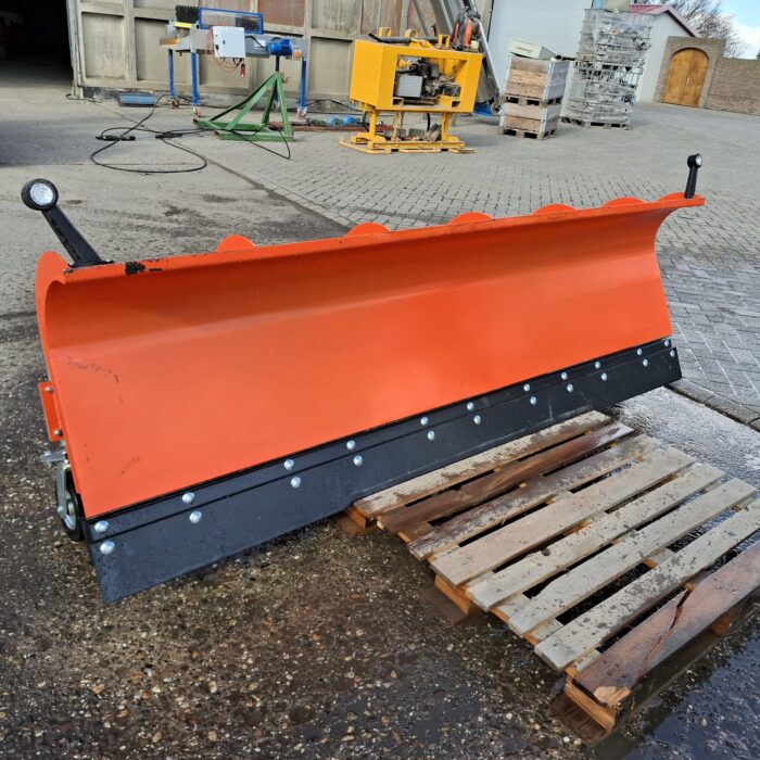 Pług śnieżny 2,6 m - widok z przodu