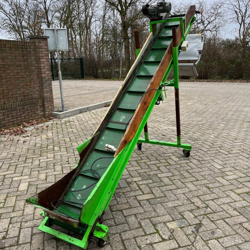 Przenośnik 2,5 m z amortyzatorem upadku (kaskadą) - widok z prawej strony na taśmę