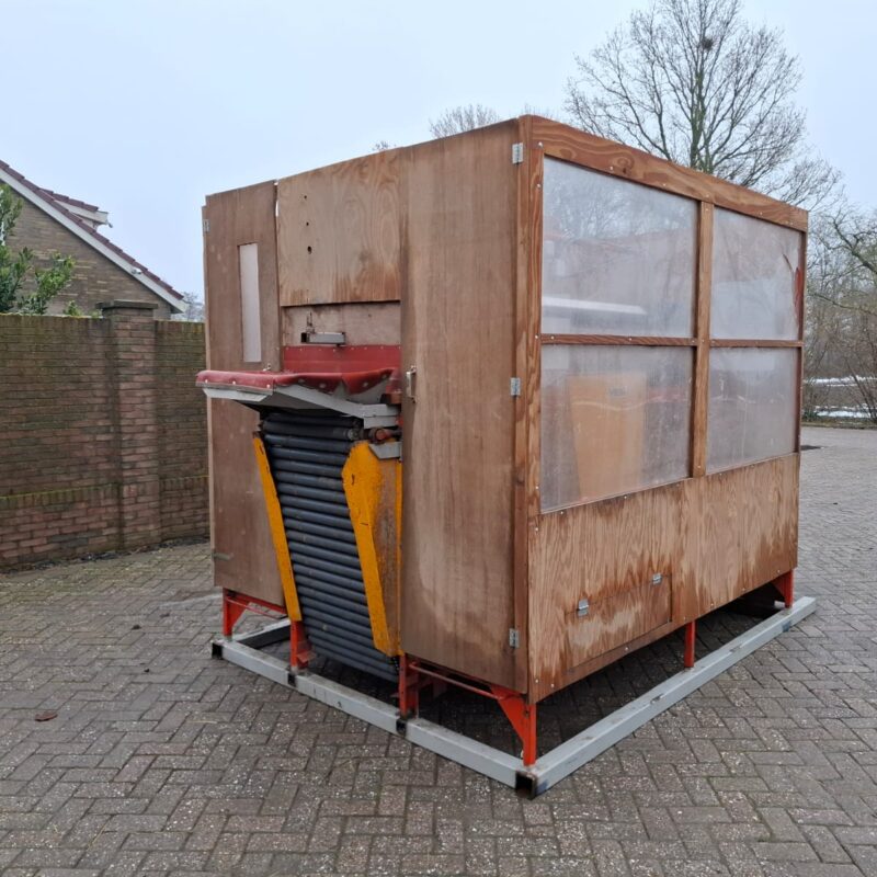 Stół przebierczy zabudowany - widok z boku